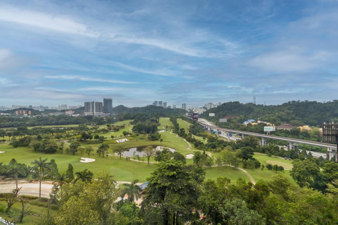 M Resort & Hotel Kuala Lumpur Extérieur photo View of the golf course